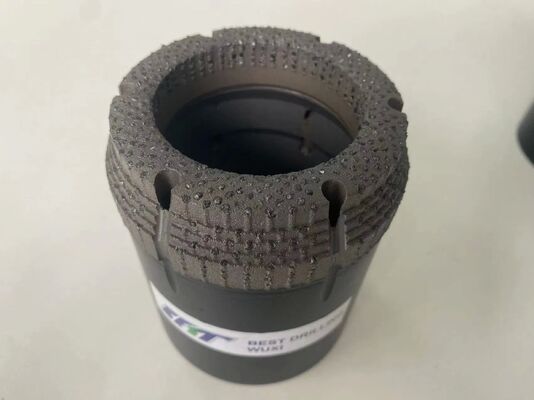 さまざまな穴あけ深さでも一貫したパフォーマンスを発揮するサーフェイスセットダイヤモンドコアビット